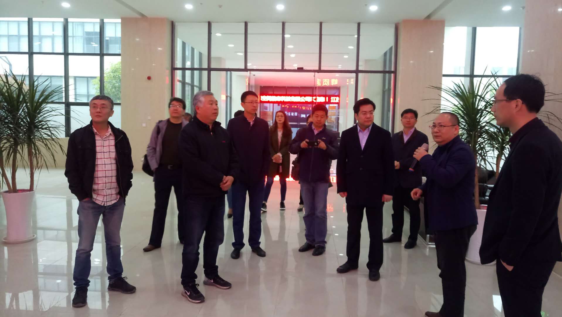  陈教授和市政府领导到公司参观(图4)