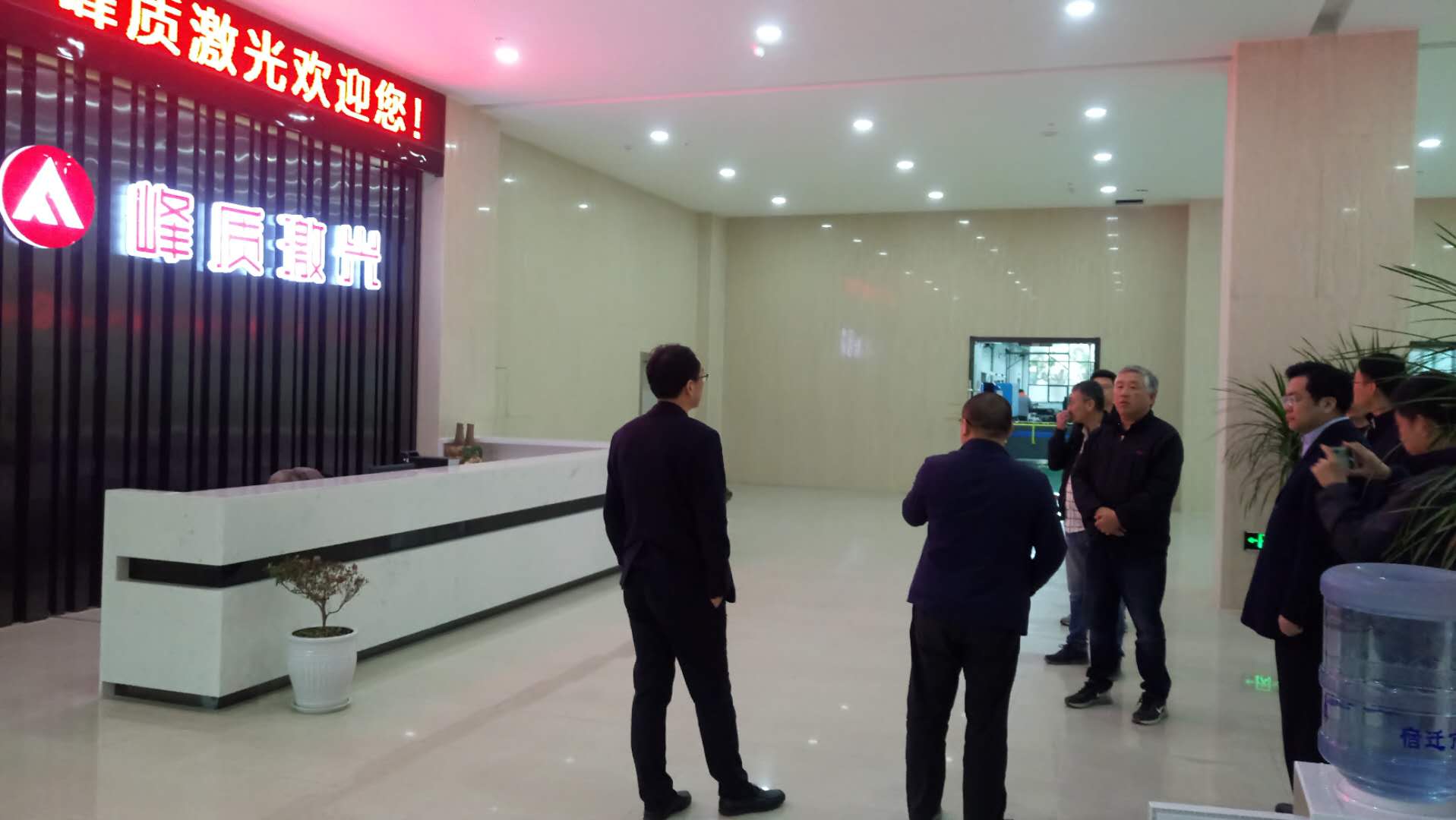  陈教授和市政府领导到公司参观(图6)